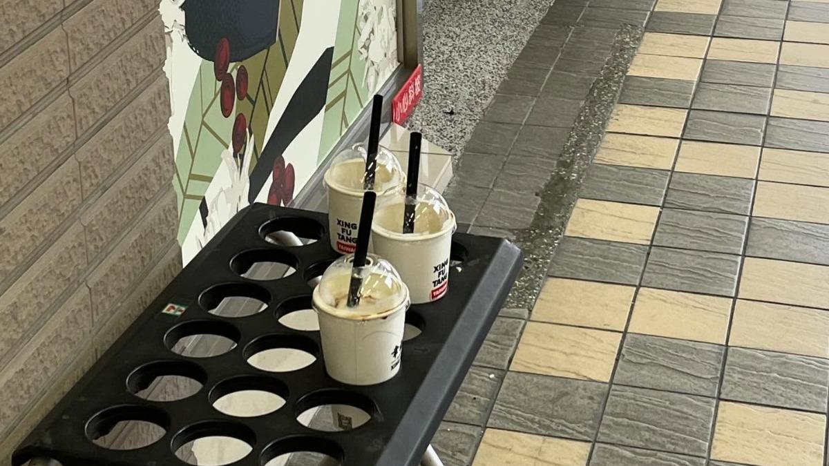 超商傘架被「堆滿飲料」!真相曝光 3萬人笑翻:可愛的誤會