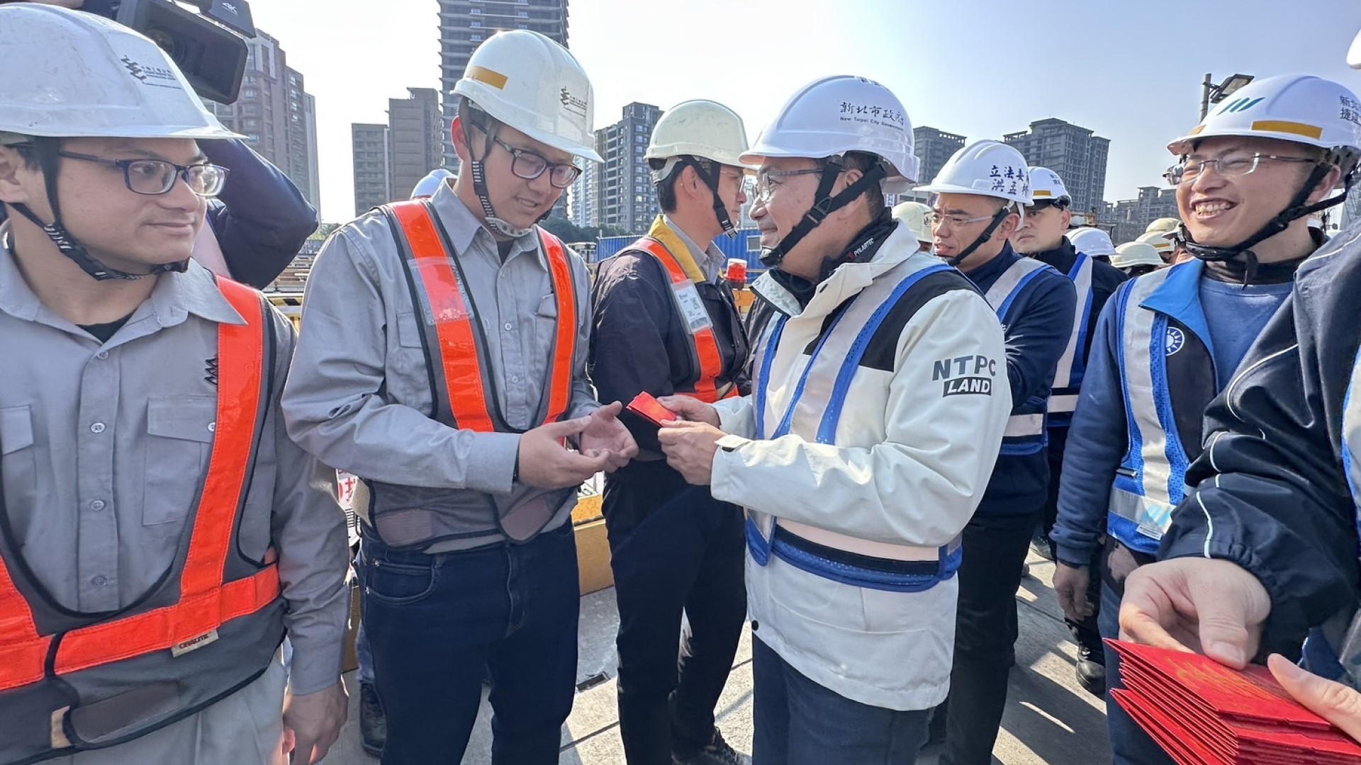 ▲新北市長侯友宜慰問辛勞施工人員。(來源:新北市政府捷運工程局)