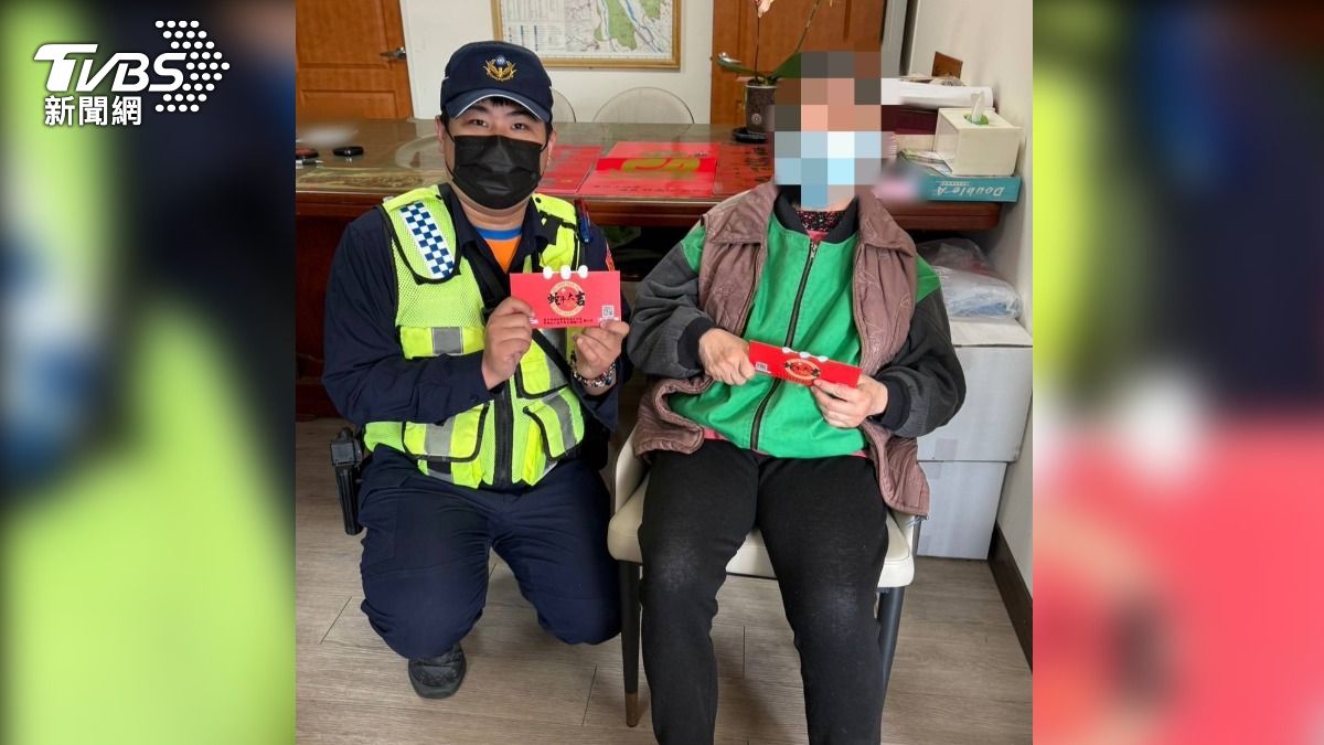 警員周郁翔與林姓媽媽,連續第5年於春節前贈送愛心紅包。(圖/TVBS)