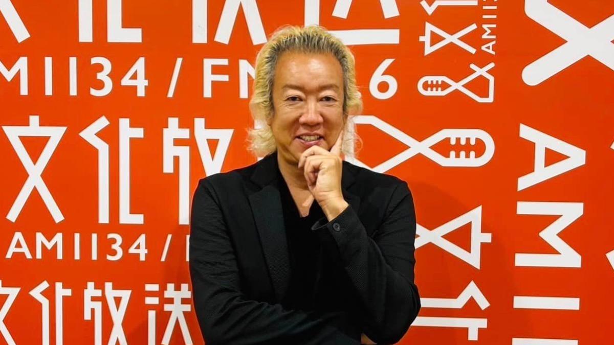 STARTO娛樂新社長當街激吻小三!她撞臉上戶彩 本人認了在交往