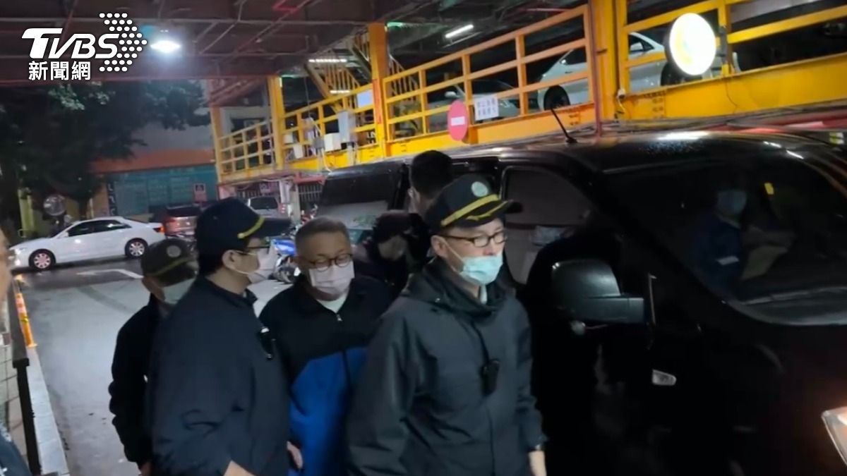 柯文哲探病危父「限30分鐘」　柯美蘭淚曝：他捨不得放下爸爸的手