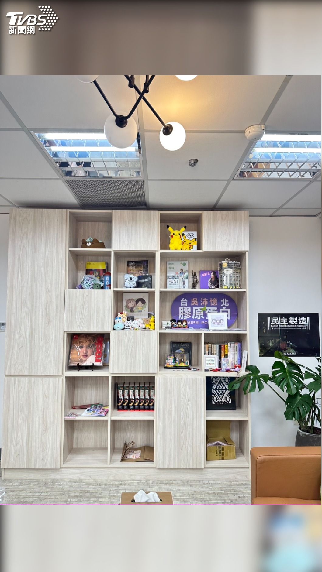 吳沛憶的辦公室中,有一面櫃子專門展示粉絲寄來的手作品、韓星專輯等。(圖/潘袁詩羽攝)