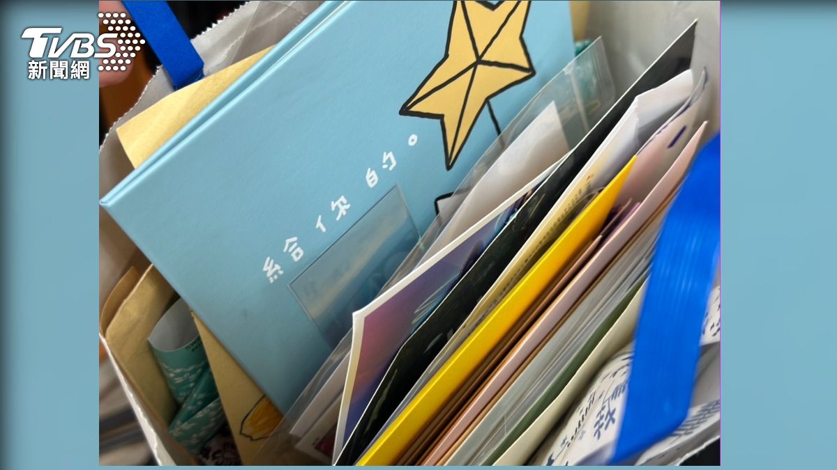 幕僚展示吳沛憶在一場公開活動中收集到的整袋卡片。(圖/潘袁詩羽攝)