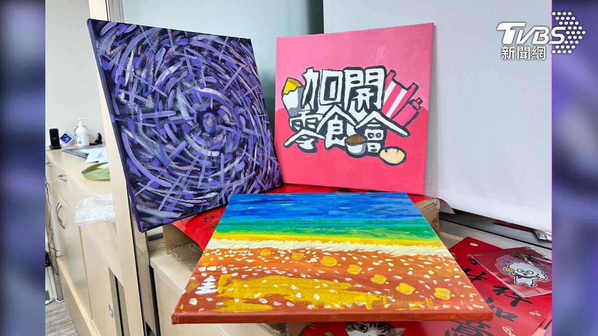 粉絲寄來的油畫,紫色代表吳沛憶、下方的油畫則是花蓮土地,代表認養花蓮的沈伯洋。(圖/潘袁詩羽攝)