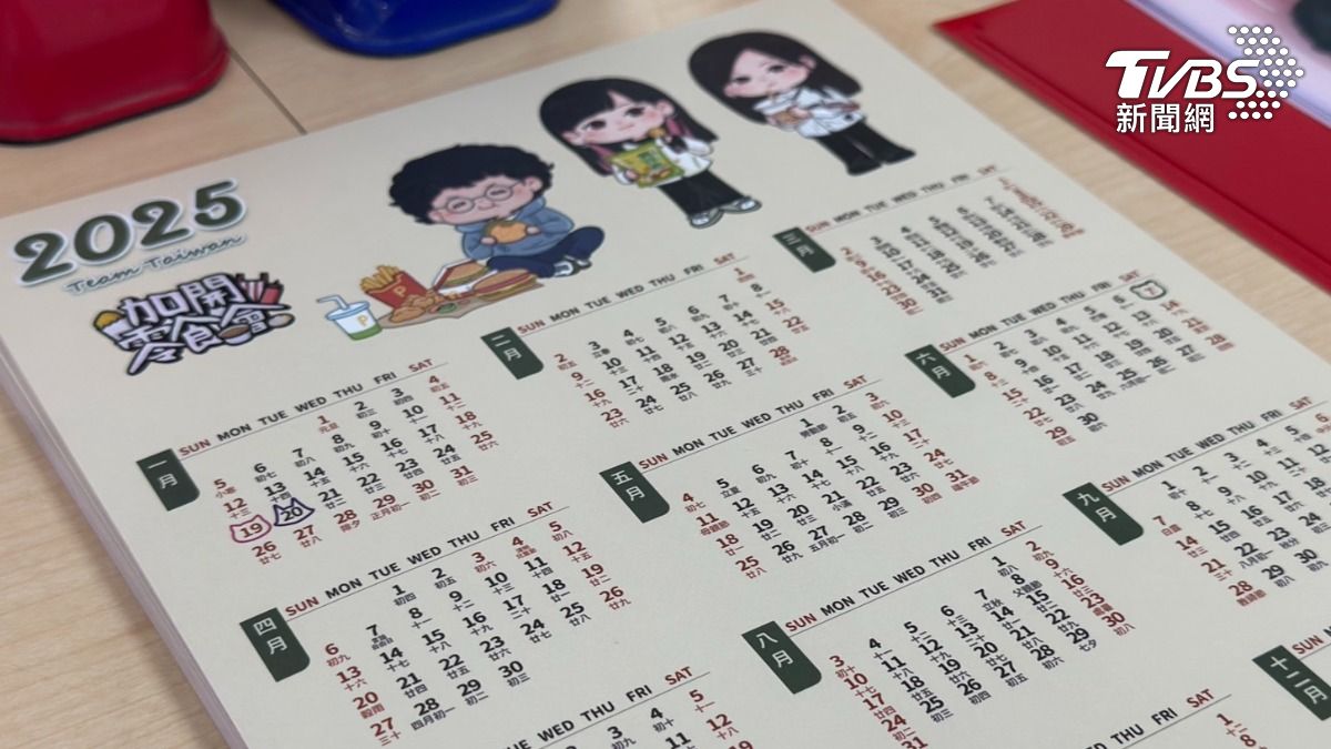 「加開零食會」月曆特別將吳沛憶、黃捷與沈伯洋的生日以各自的代表色及動物圖案標記起來。(圖/潘袁詩羽攝)