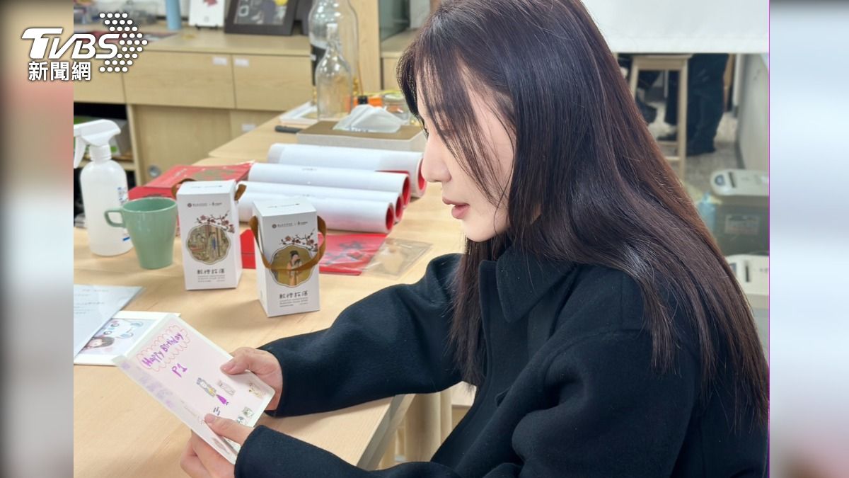 吳沛憶會親自看過粉絲來信。圖為吳沛憶正閱讀國小生寫的加油卡片。(圖/潘袁詩羽攝)