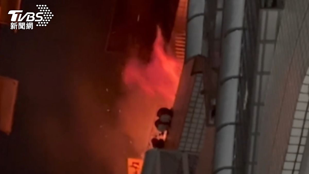 快訊/高雄16樓大樓失火濃煙竄!9樓男屋主受困 多住戶躲頂樓