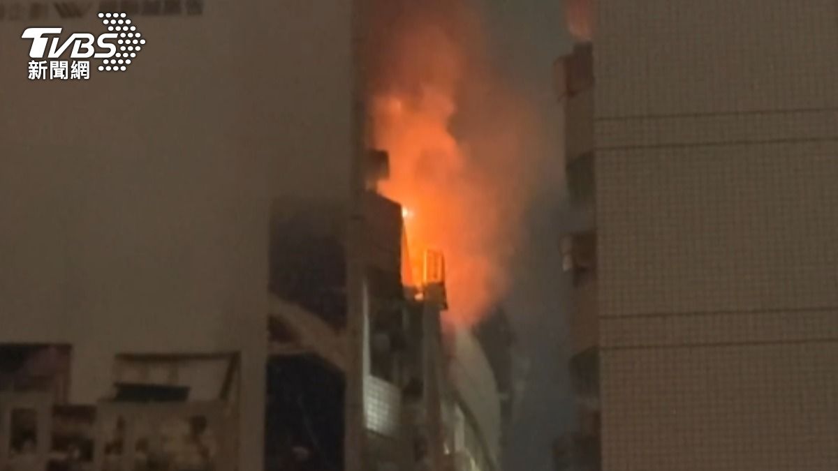 現場火勢猛烈,濃煙不斷竄出。(圖/TVBS)