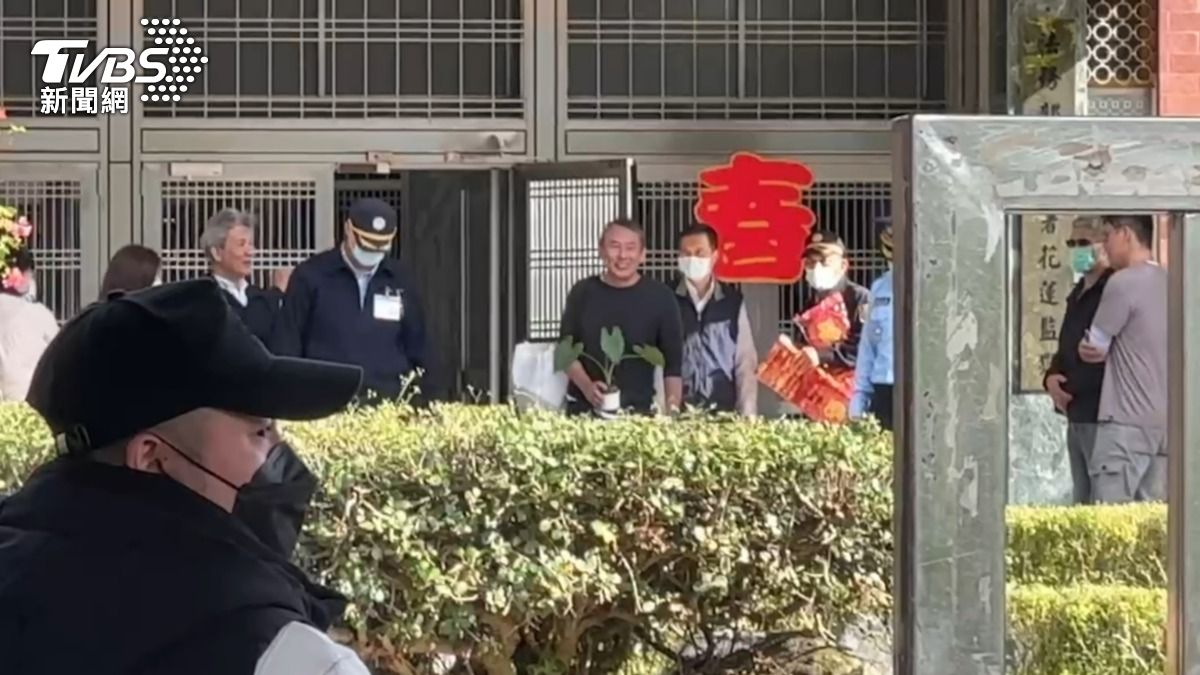 鈕承澤出獄。（圖／TVBS）