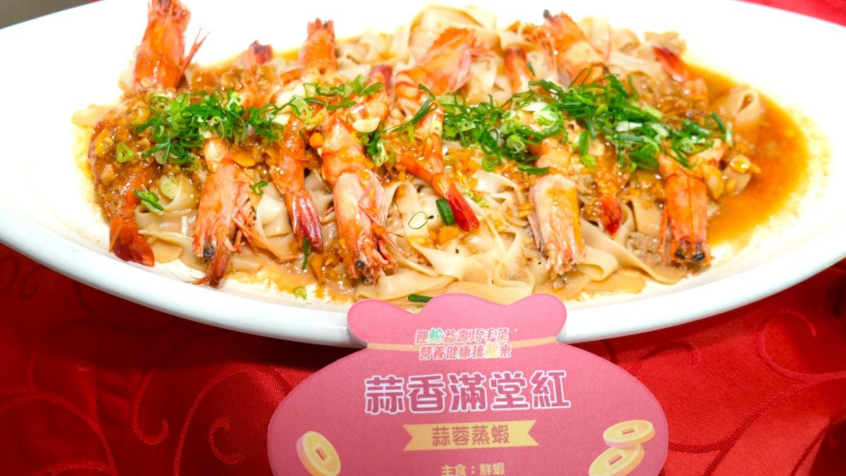 淋上現榨蘋果泥(汁)與蒜泥醬，增添 自然果香、減少糖分攝取 ，青花菜鋪底，增加膳食纖維攝取。（圖／國健署提供）