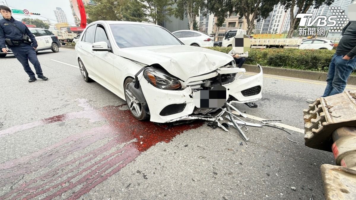 駕駛分神撿手機!賓士車撞爆拖板車…滿地「紅色液體」超嚇人