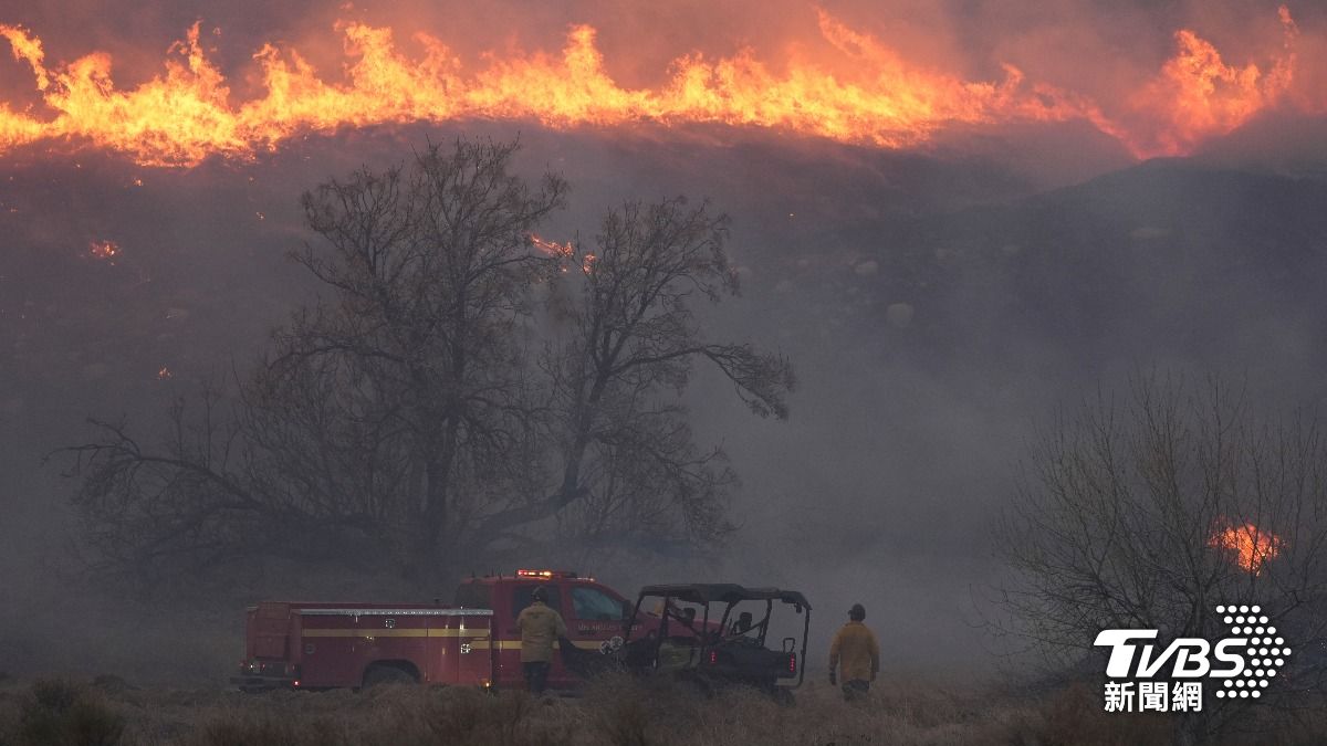 休斯野火(Hughes Fire)目前延燒面積已達9,400英畝(約3,803公頃)。(圖/達志影像美聯社)
