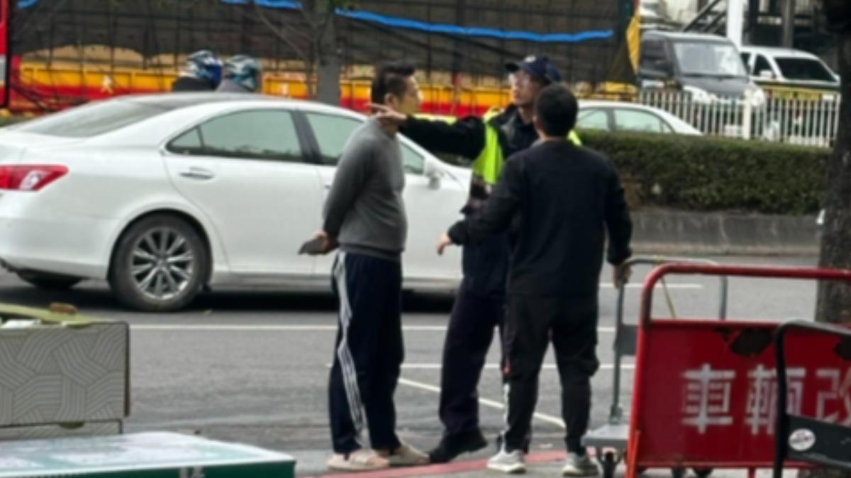 警方表示乃哥收下紅單後就開車離開現場。（圖／爆料公社）