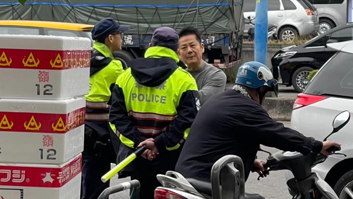 徐乃麟爆違停跟警察開戰!目睹攤商說話了 真實情況曝光