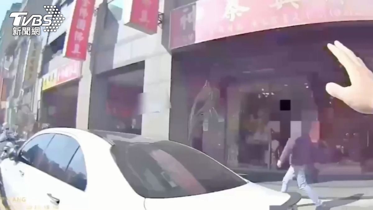 警方盤查形跡可疑男子。(圖/TVBS)