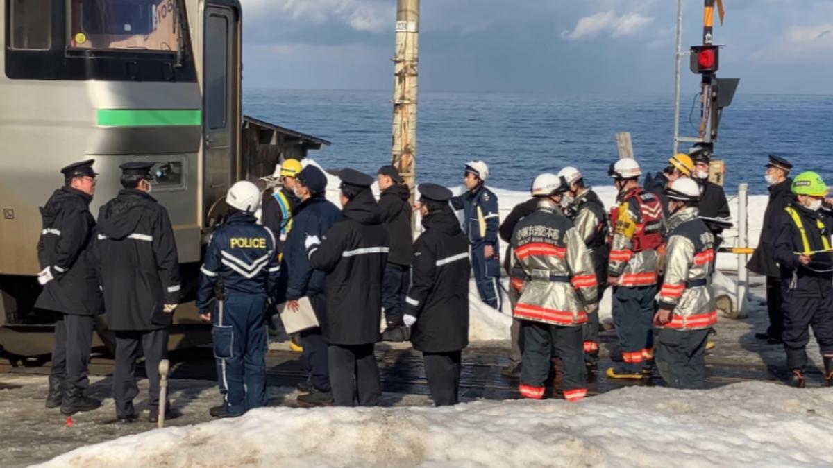 中國女遊北海道闖鐵軌拍美照 當丈夫面遭電車撞上昏迷命危