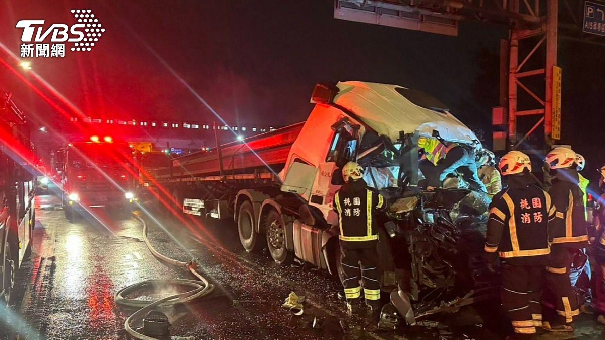 有片/桃園2曳引車追撞!後車駕駛受困慘死 車頭扭曲變形