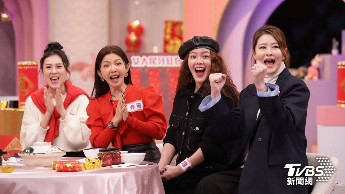 朱芯儀(左起)、芳瑜、翊萱和宋哥興奮見證節目最大獎揭曉。(圖/TVBS)