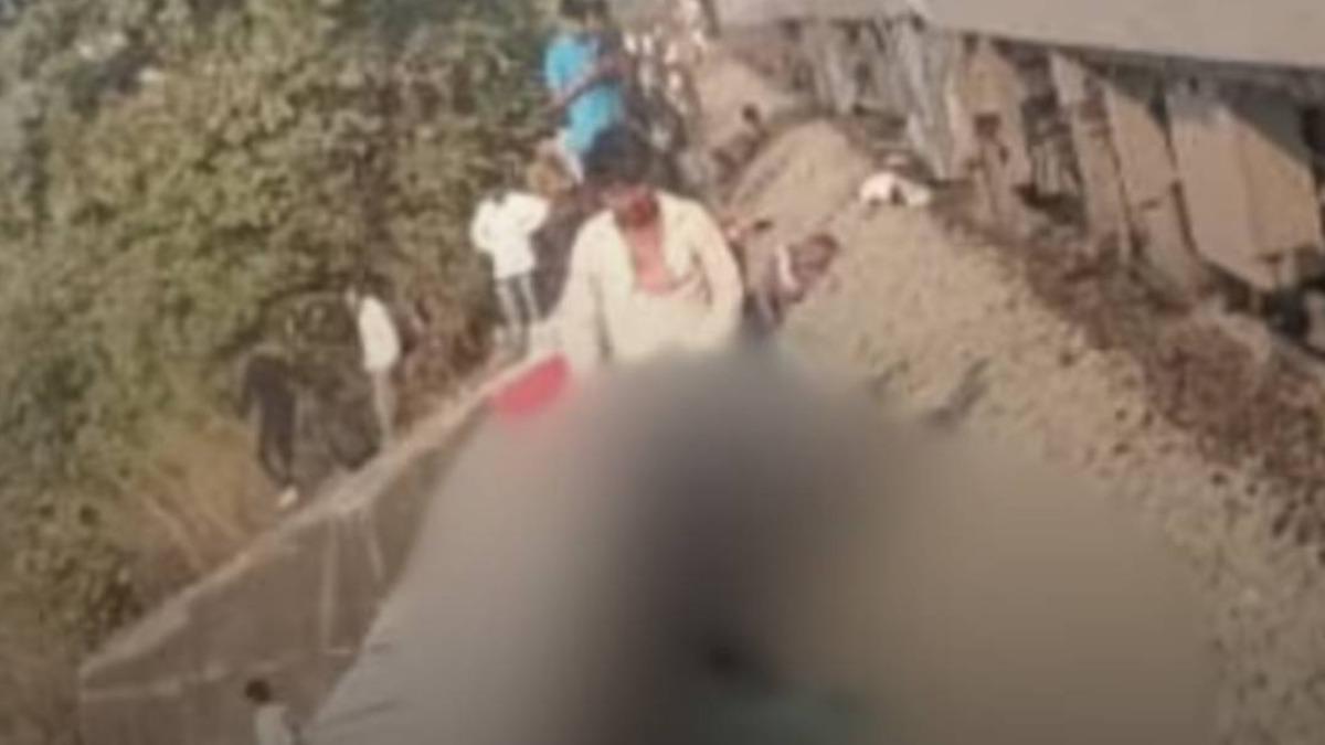 慘遭對向火車撞死的乘客屍體。(圖/翻攝自X@Dayanan51525644)