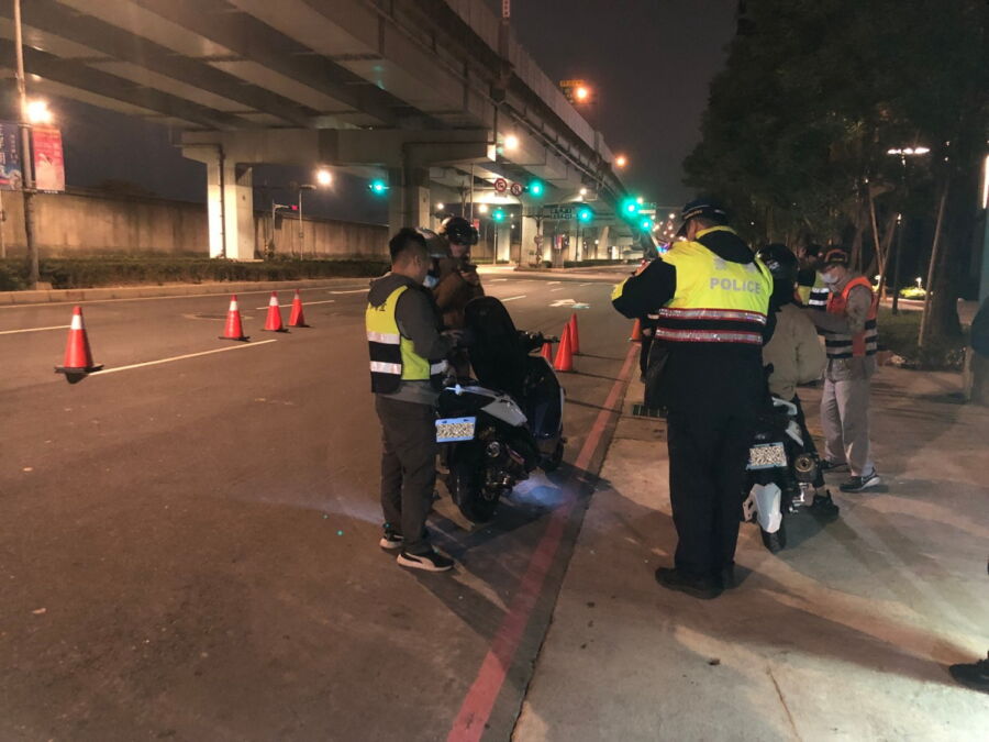 環保局指出，自1月1日起，使用未經認證排氣管遭警方攔檢，可依道路交通管理處罰條例處新臺幣900至1,800元罰鍰。（圖／新北市環保局提供）
