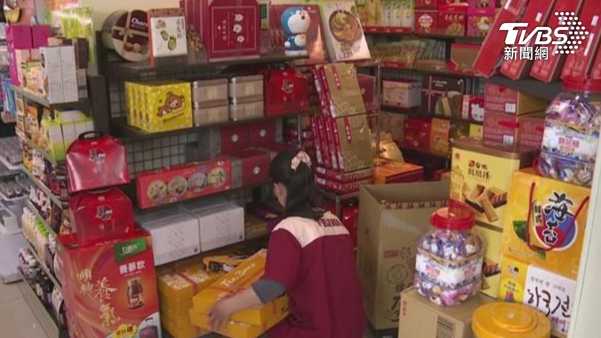 還沒過年!豪撒46萬「買超商禮盒」 全場看傻:貧窮限制想像