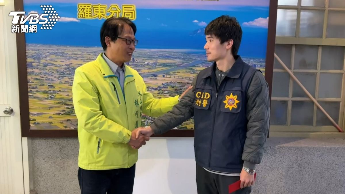 林峻輔特地前往羅東分局向警方致謝。(圖/TVBS)