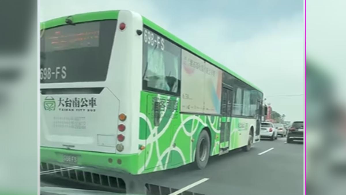 綠燈起步後,該輛公車立即逼近前車,還狂按喇叭,目擊用路人直接驚呆。(圖/翻攝自臉書「台南大小事」)
