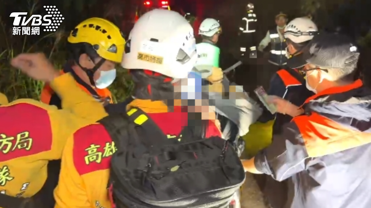 男駕駛被救出時已無呼吸心跳,送醫仍不治。(圖/TVBS)