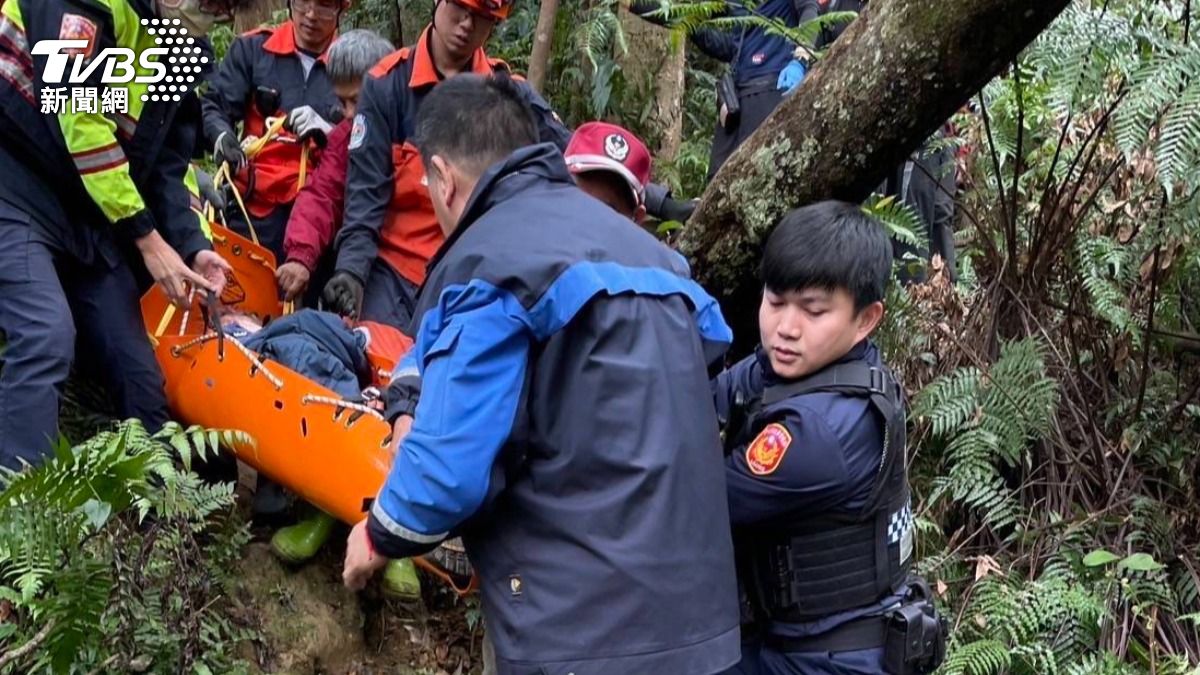 北市婦人登猴山岳跌落20米深谷 警消徒步接力搶救