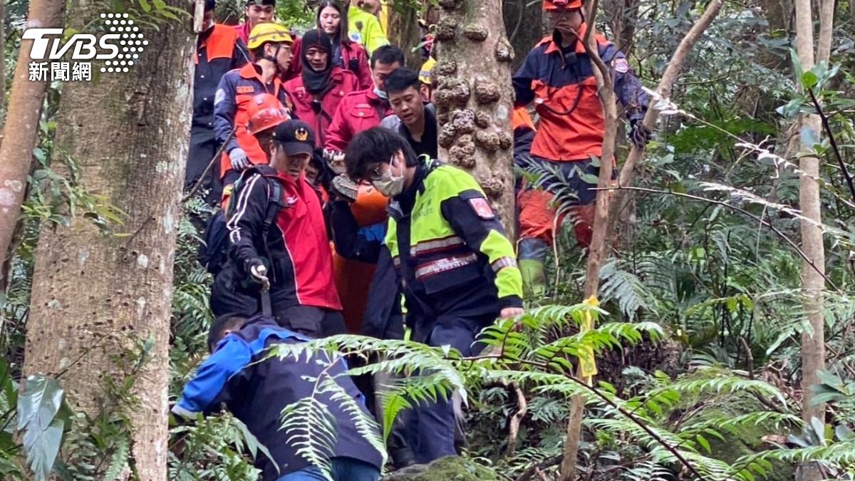 指南派出所警員徐駿霖、黃玉銓與警專實習生張皓清獲報緊急出動,與消防人員迅速展開救援行動。(圖/TVBS