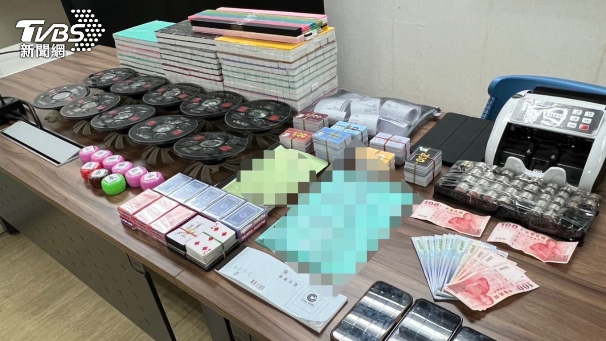 警方查扣賭具、現金等相關證物。（圖／TVBS）
