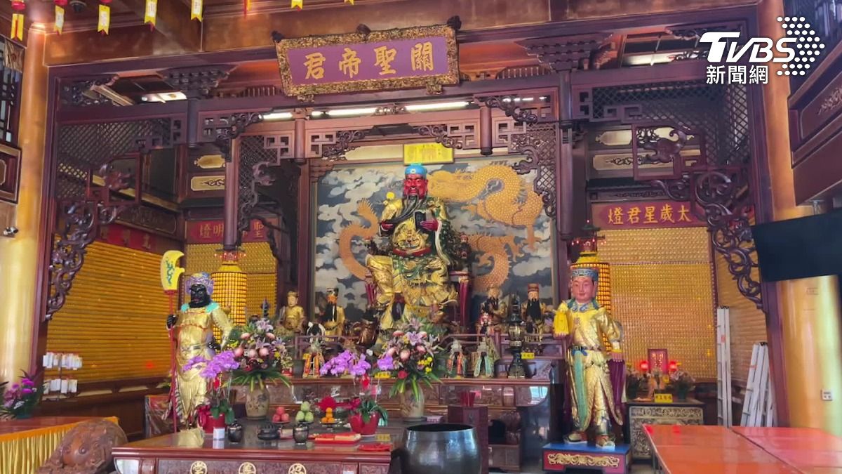 高雄五甲關帝廟的國運籤,是全台唯一由神明降臨透過筆生寫成的籤詩。(圖/TVBS南部中心)