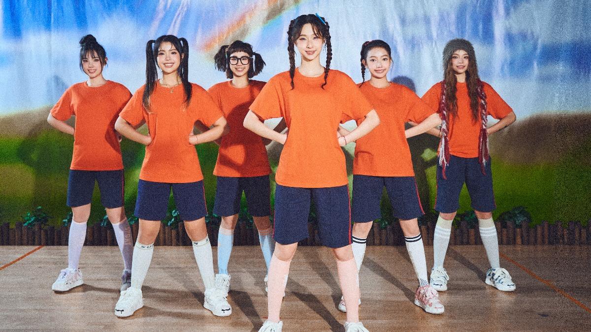 babyMINT穿上橘色運動服跳起「LUCY健康操」。(圖/華研國際提供)