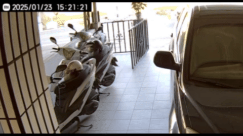 兩車狂冒濃煙。(圖/TVBS)