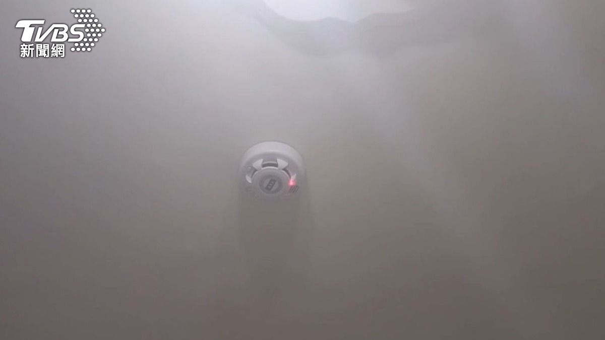 當時住警器狂響，男童聽見報案。（圖／TVBS）