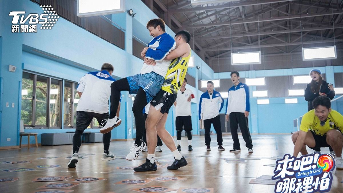 王齊麟身高188公分 為獲勝以熊抱姿勢壓制威廉。(圖/TVBS)