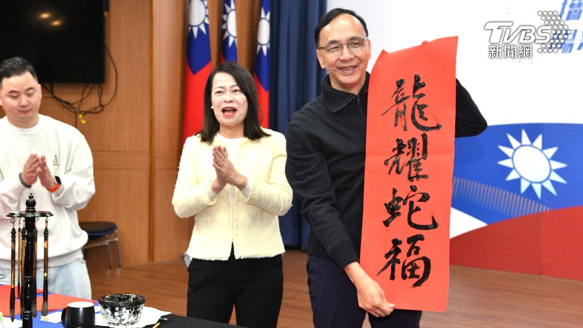 國民黨主席朱立倫率幹部一起揮毫寫春聯。(圖/胡瑞麒攝)