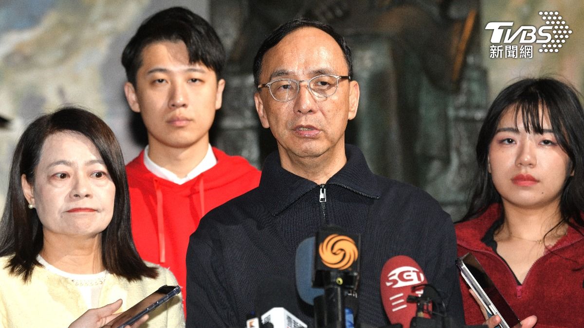 國民黨主席朱立倫率幹部一起揮毫寫春聯。(圖/胡瑞麒攝)