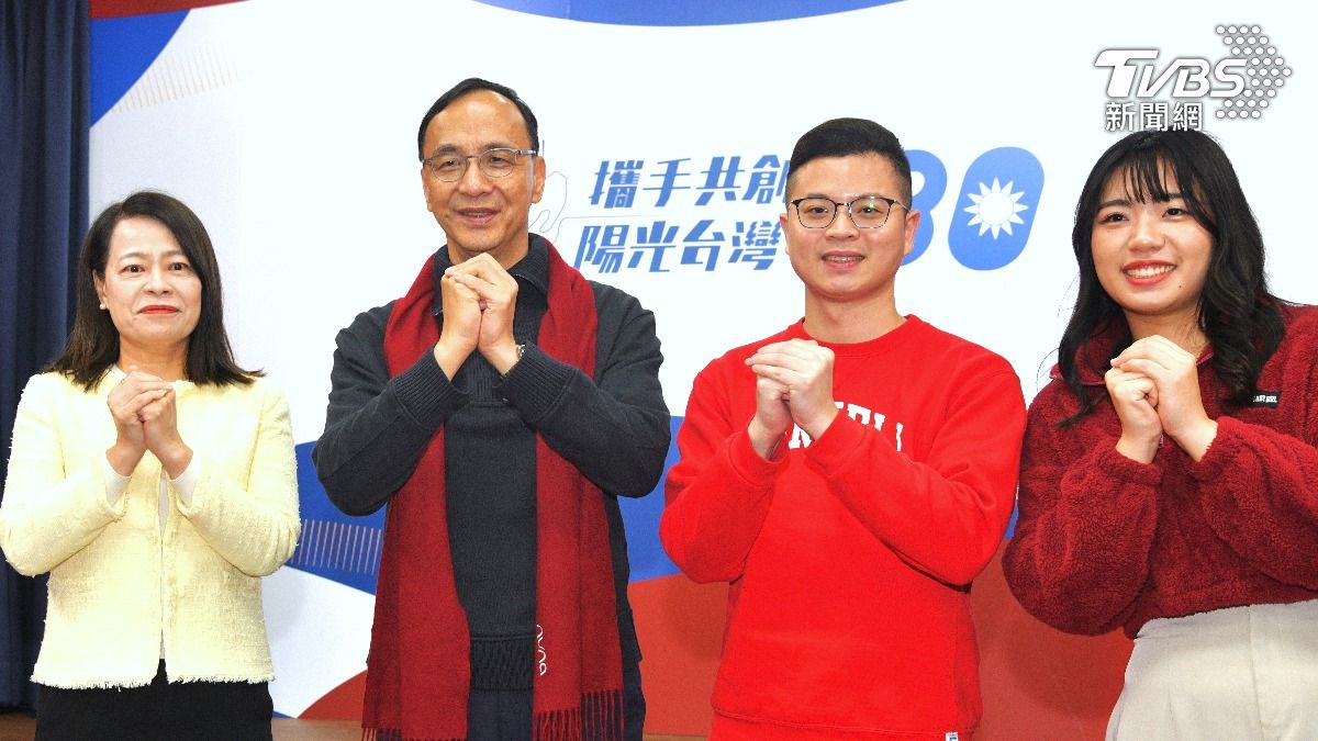 國民黨主席朱立倫率幹部一起揮毫寫春聯。(圖/胡瑞麒攝)