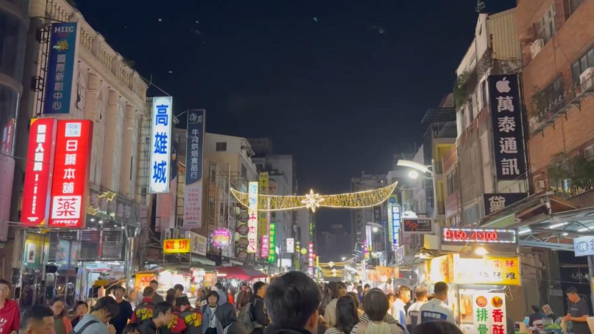 高雄75年夜市「起死回生」!平日遊客擠爆 在地人驚:幾乎都外國人