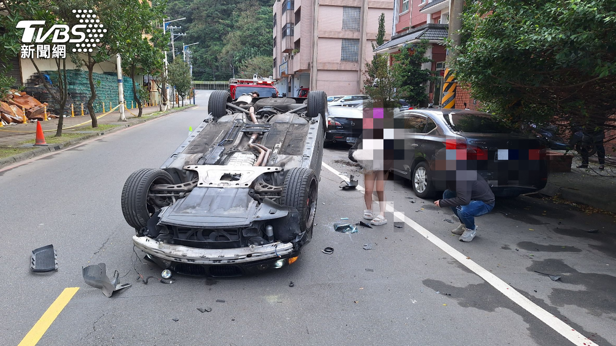基隆轎車警所前撞翻!一家4口全傷 警搜出開山刀、安毒