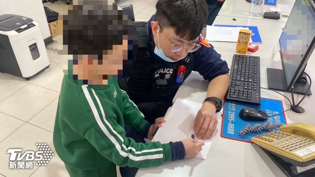新北8歲童夜市走失!路邊淋雨苦等父親 暖心警急帶回