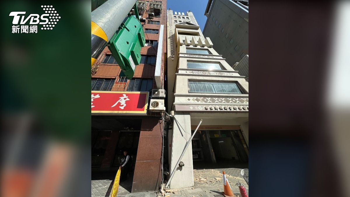 北市原民基金會大樓傾斜 壓毀鄰棟雨遮磁磚掉落