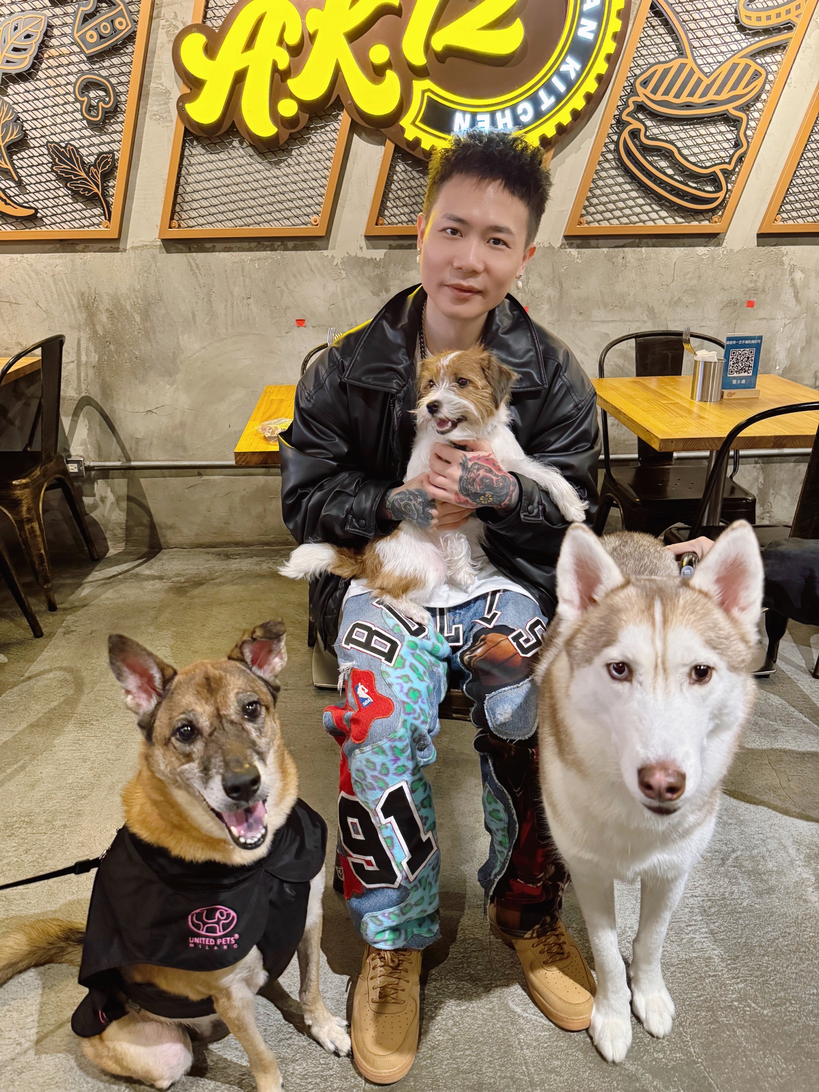 蕭秉治過去其實很怕狗,如今已能和3隻狗狗開心互動。(圖/相信音樂提供)