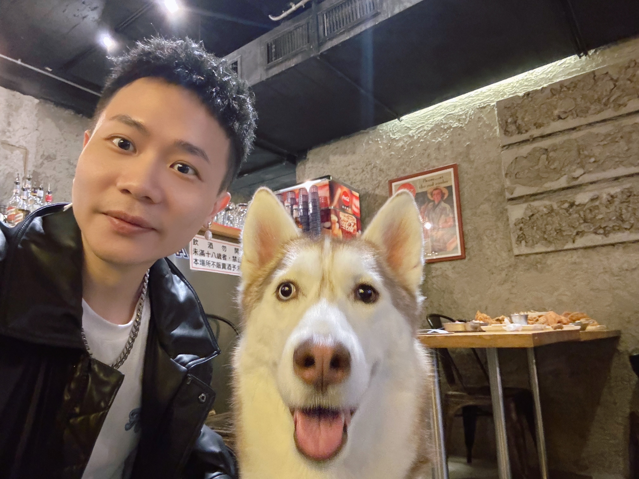 蕭秉治和高有翔的愛犬自拍成功。(圖/相信音樂提供)