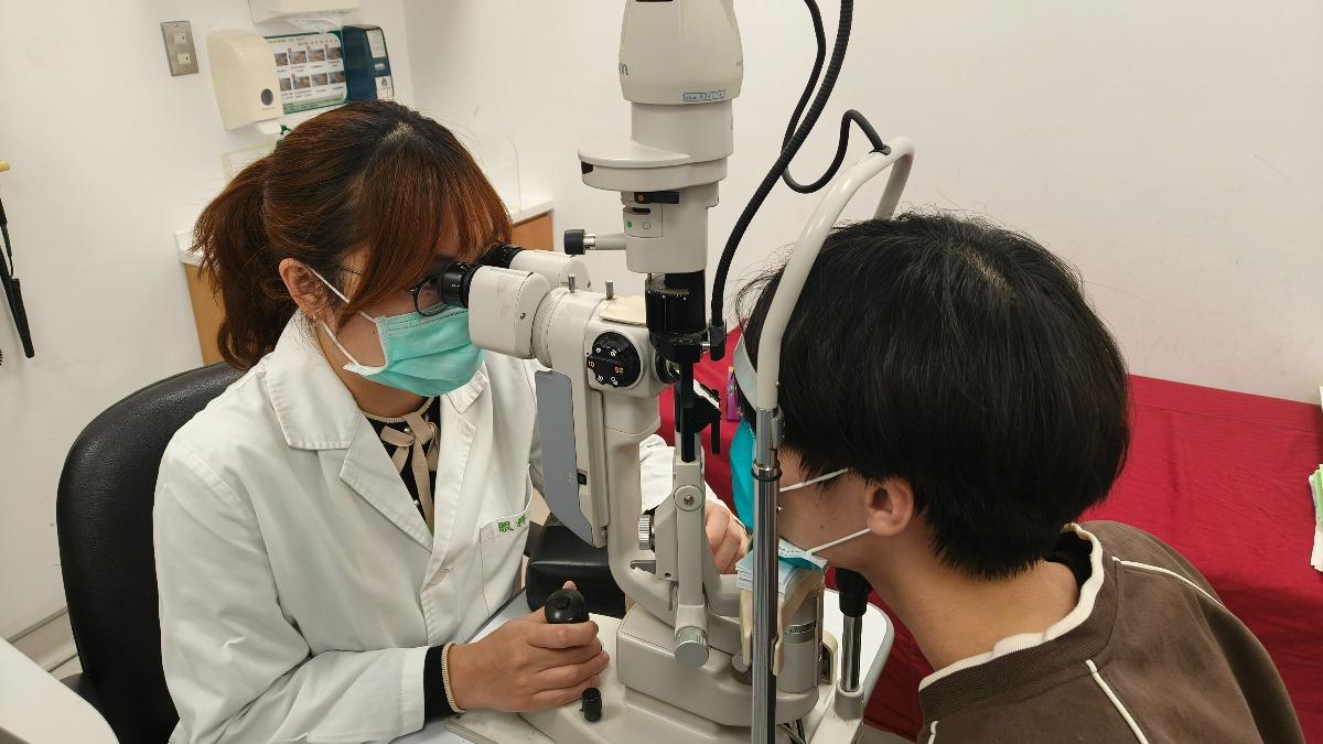 春節追劇注意!醫點「最佳看片時長」配眨眼操 防乾眼症找上門
