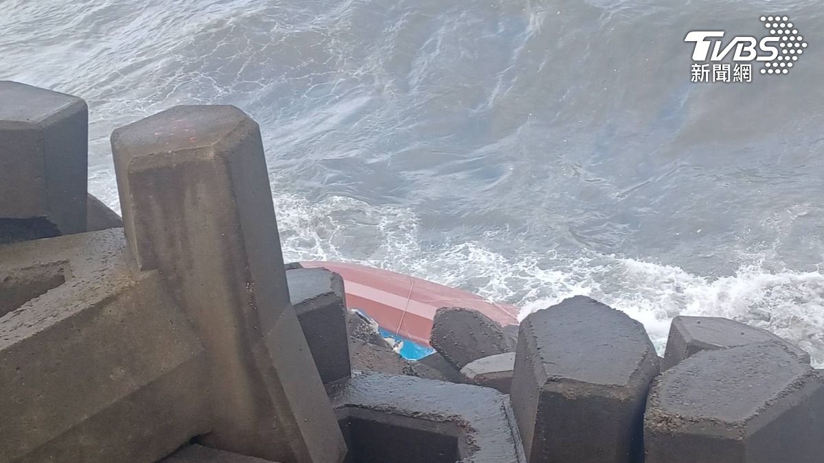 快訊/林口火力發電廠漁船翻覆 3人落水1人失蹤