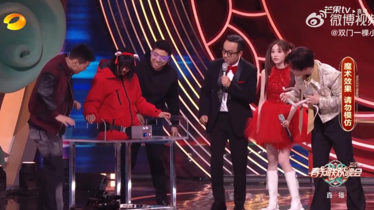 中國春晚魔術出包!女觀眾被「一分為二」沒變回來 魔術師急回應