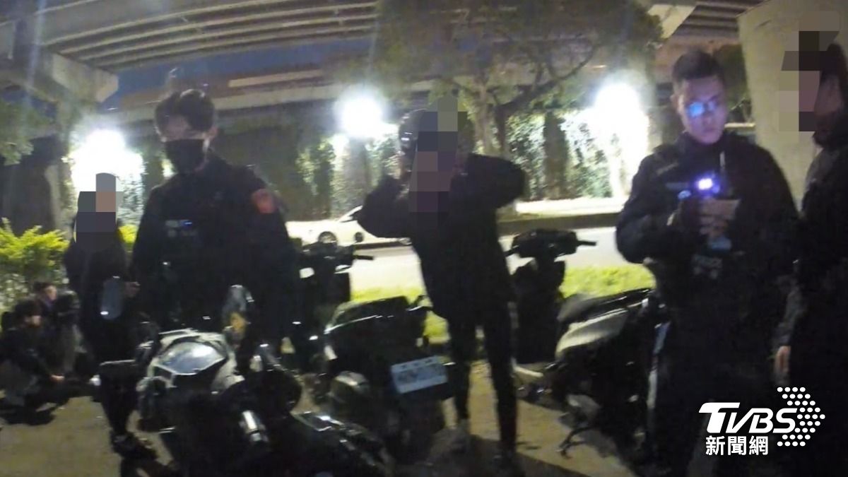 警方查獲涉案的10名青年。(圖/TVBS)