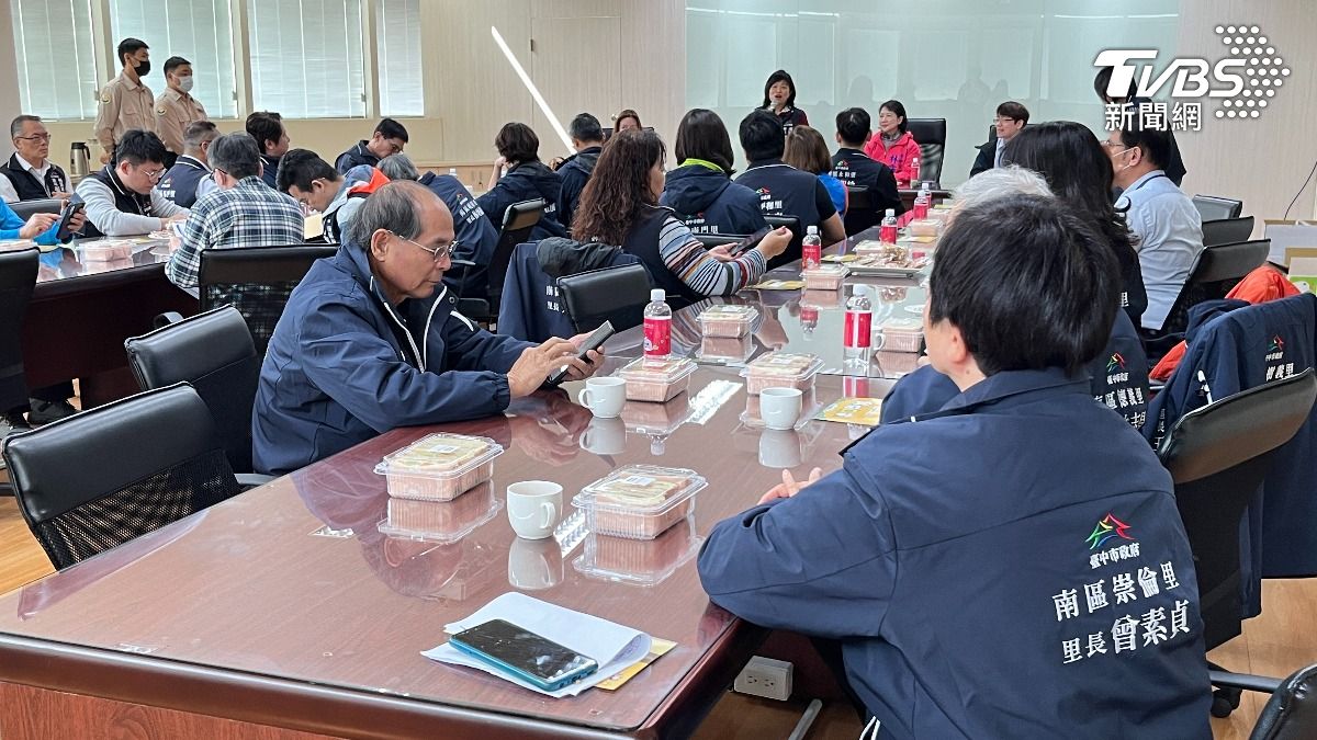 里長負責提供名單並分發紅包給長輩。(圖/陳祁攝)